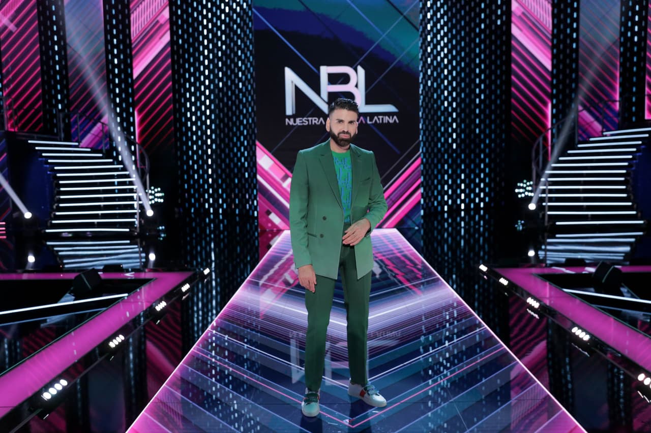 Además utilizó zapatos deportivos blancos con adornos de colores de Fendi.