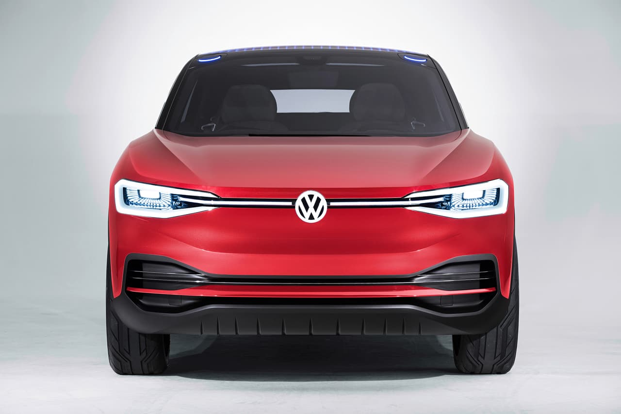 <b>Volkswagen I.D. Crozz Concepto</b>
<br>Todo un show de luces de 360° recibe a conductor y ocupantes. Cuando el I.D. Crozz se enciende un logo de Volkswagen se reflejará en una tonalidad blanca en parabrisas y medallón trasero. Desde la insignia frontal de VW en la parrilla emanará una luz blanca que coincidirá con los faros LED.