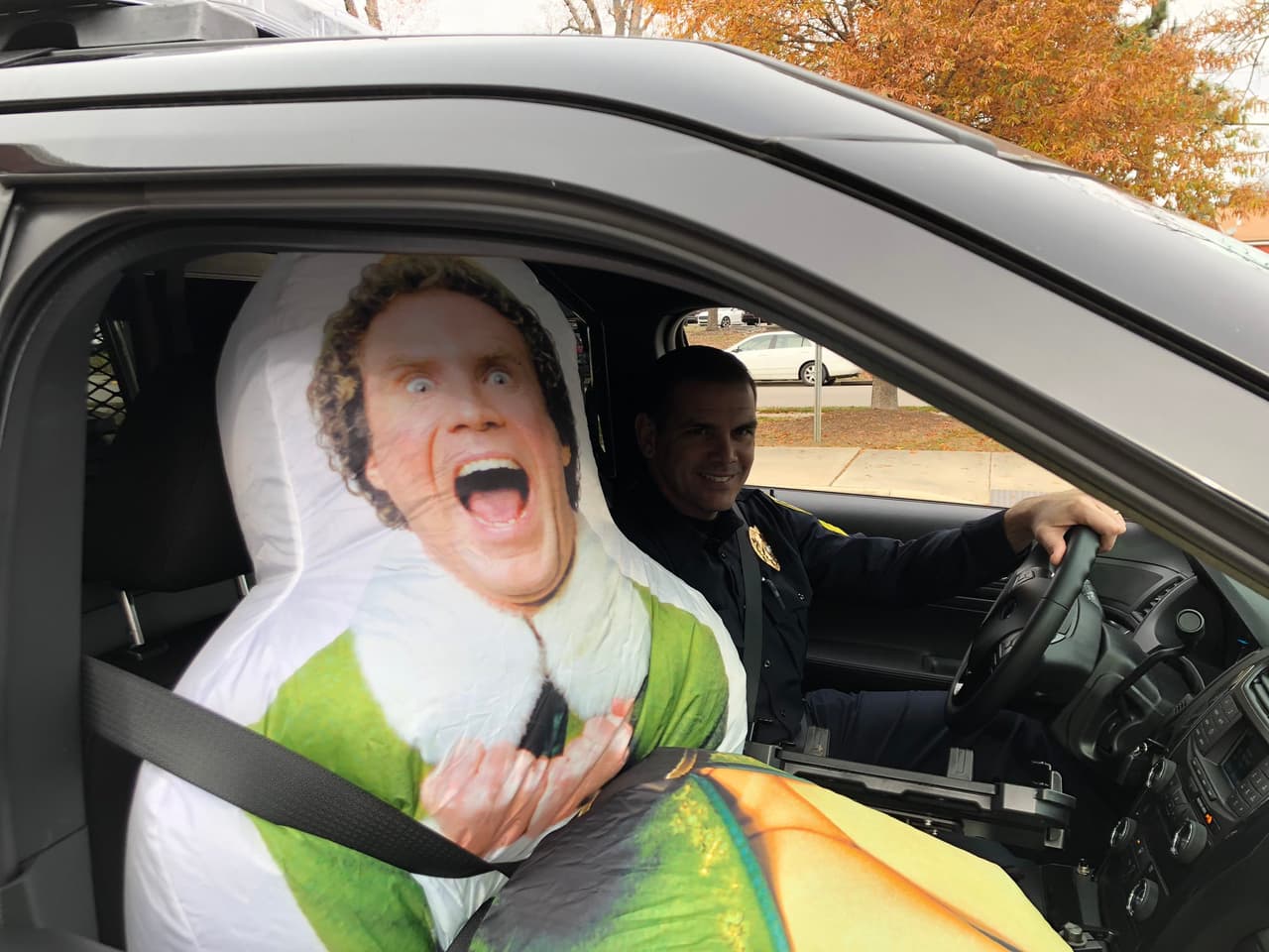 Policía de Apex estrena peculiar acompañante esta Navidad