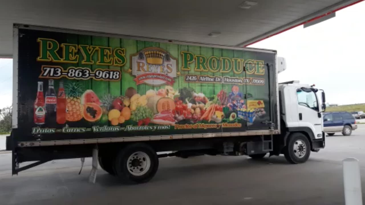 “Queremos ayudar a nuestra gente”: Propietario de negocio que regala despensas en Houston