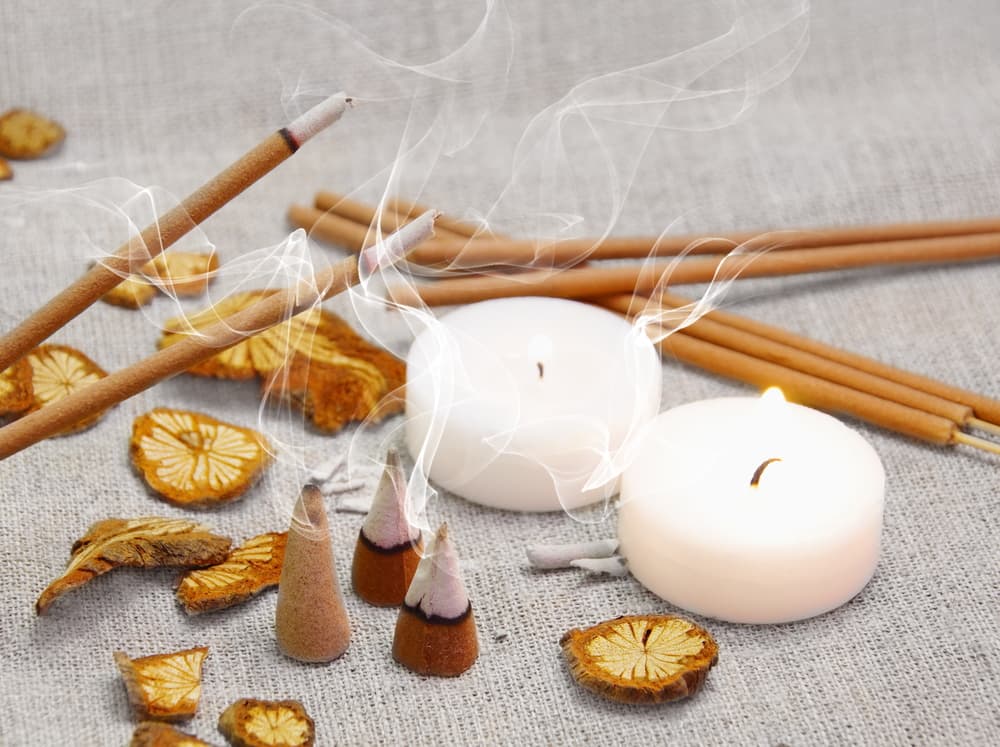 En su lugar, ramitas de inciensos naturales, o de aceites esenciales, pero no artificiales.