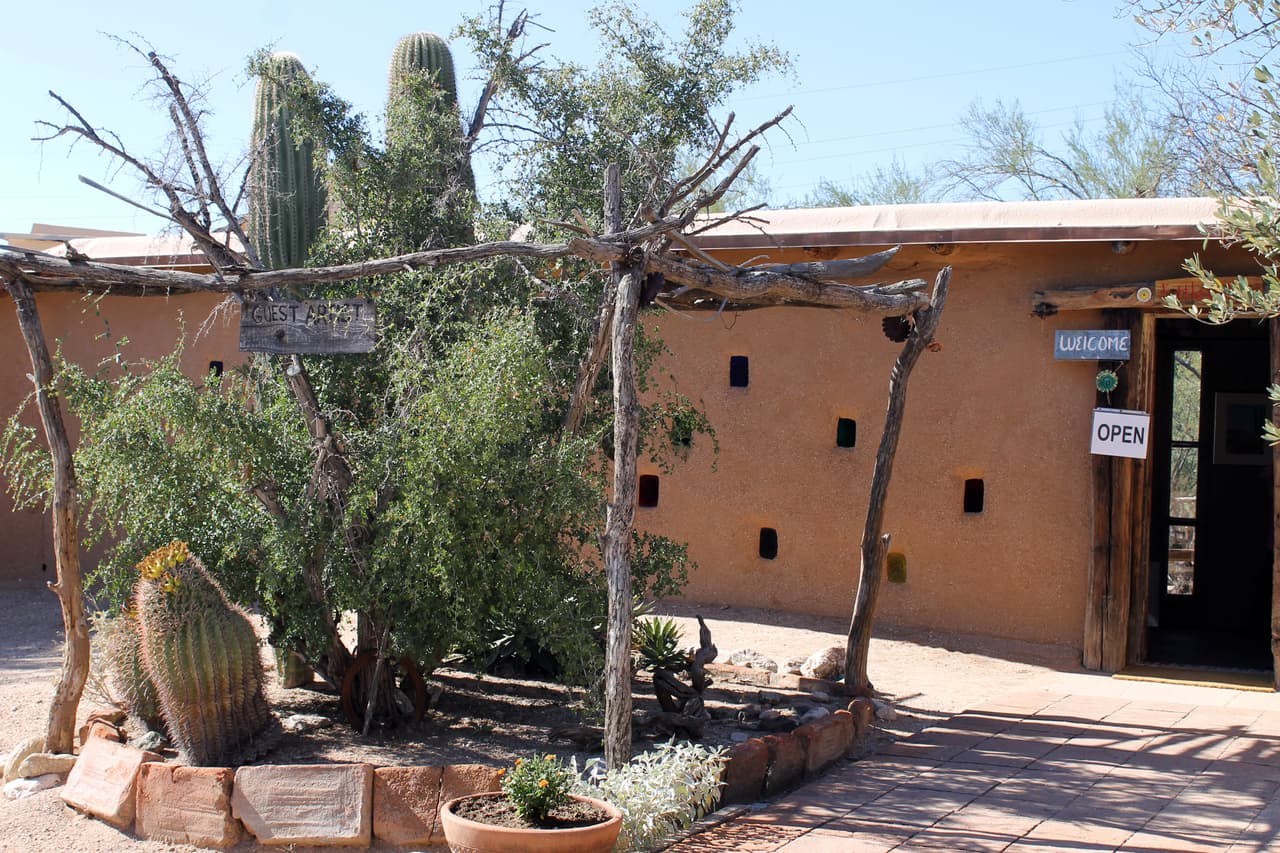La imagen de uno de los cuartos de la misión ubicada al norte de Tucson, Arizona.