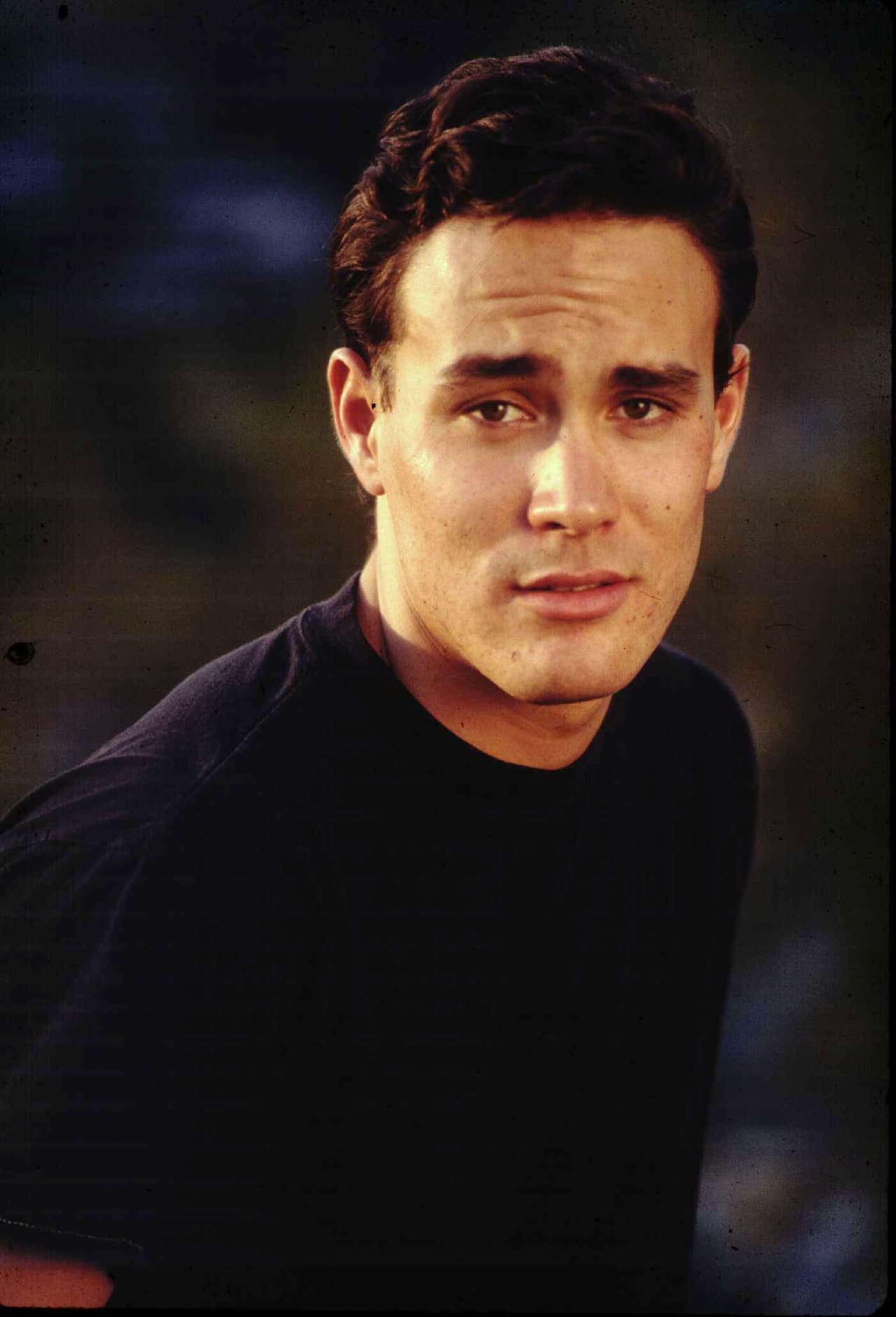 Y es que Brandon, con tan solo 28 años de edad, tenía que interpretar una escena en la que su personaje recibía un disparo. Sin embargo, en lugar de que salieran de la pistola balas de fogueo, salió un auténtico proyectil, el cual provocó su muerte.