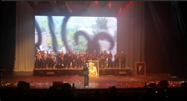 A pesar de lo que se decía, José Manuel se subió al escenario y dio uno de los momentos más emotivos de la noche: cantó 'Tatuajes'.