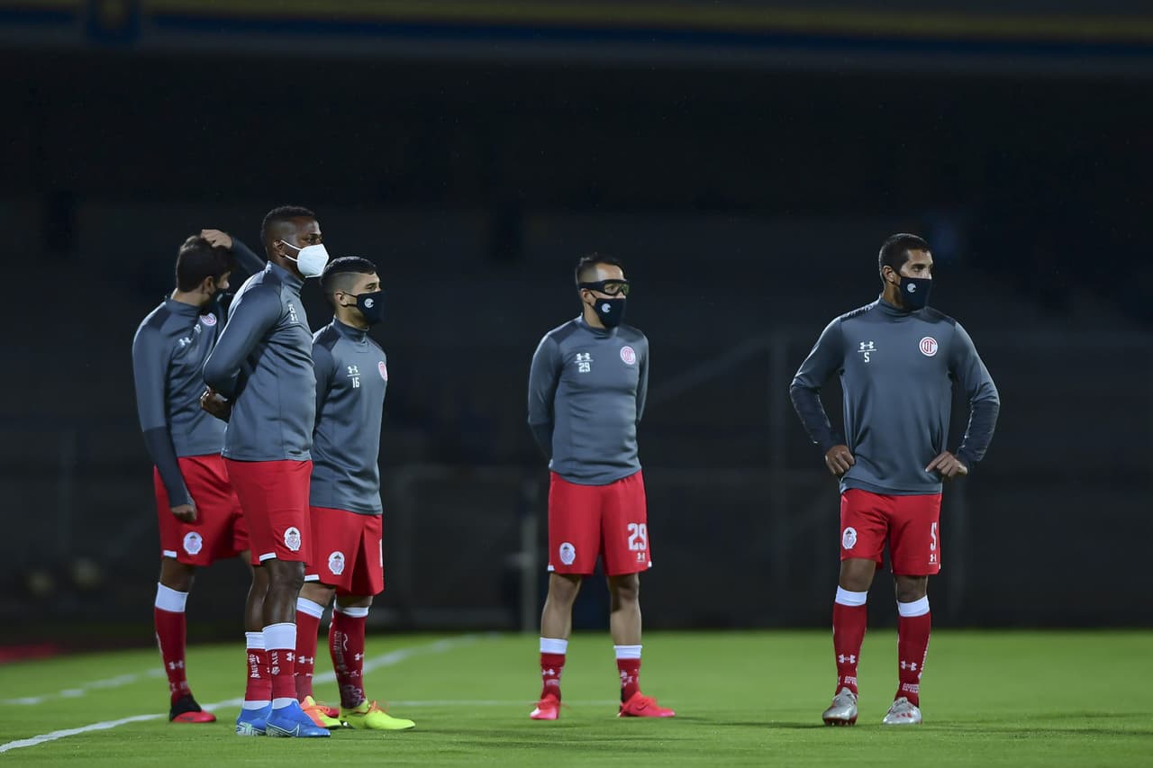 Todos los jugadores acataron las estrictas medidas sanitarias. Entre ellas, el uso del cubrebocas fuera del terreno de juego era obligatorio.