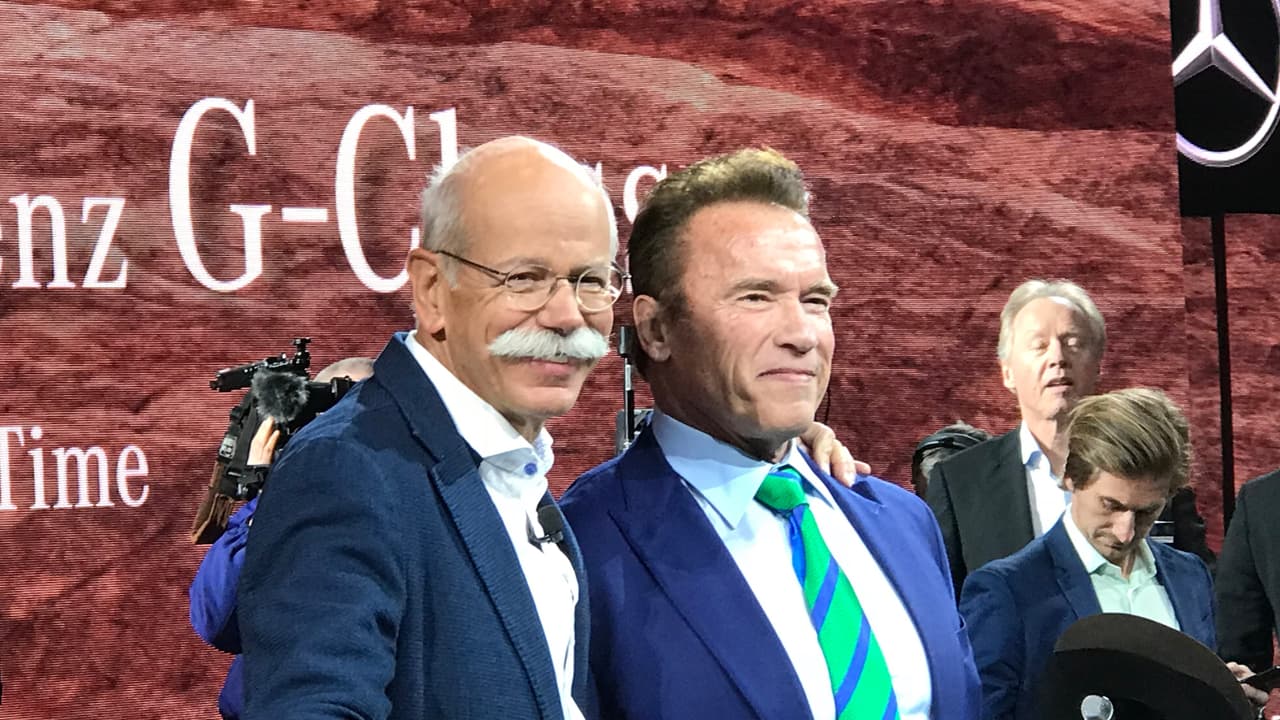 <h3 class="cms-h3-H3">SUVs y crossovers.</h3>
<br>
<br>Desde el inicio de su carrera, la Mercedes-Benz Clase-G de un interior ha sido fabricada en sociedad austriaca Steyr-Daimler-Puch, hoy Magna Steyr, en una fábrica en la ciudad austriaca de Graz. La misma ciudad que vio nacer a 
<b>Arnold Schwarzenegger</b> la superestrella de Hollywood y exgobernador de California. El 'Gobernator' estuvo presente en las festividades de lanzamiento organizadas por Daimler en un teatro es desuso que fue construido sobre el mismo taller donde Henry Ford construyó en Cuadraciclo su primer automóvil. En la imagen podemos ver a Schwarzenegger con 
<b>Dieter Zetsche</b>, presidente de la junta administradora de Mercedes-Benz, o en otras palabras el jefe supremo de la marca de la estrella.