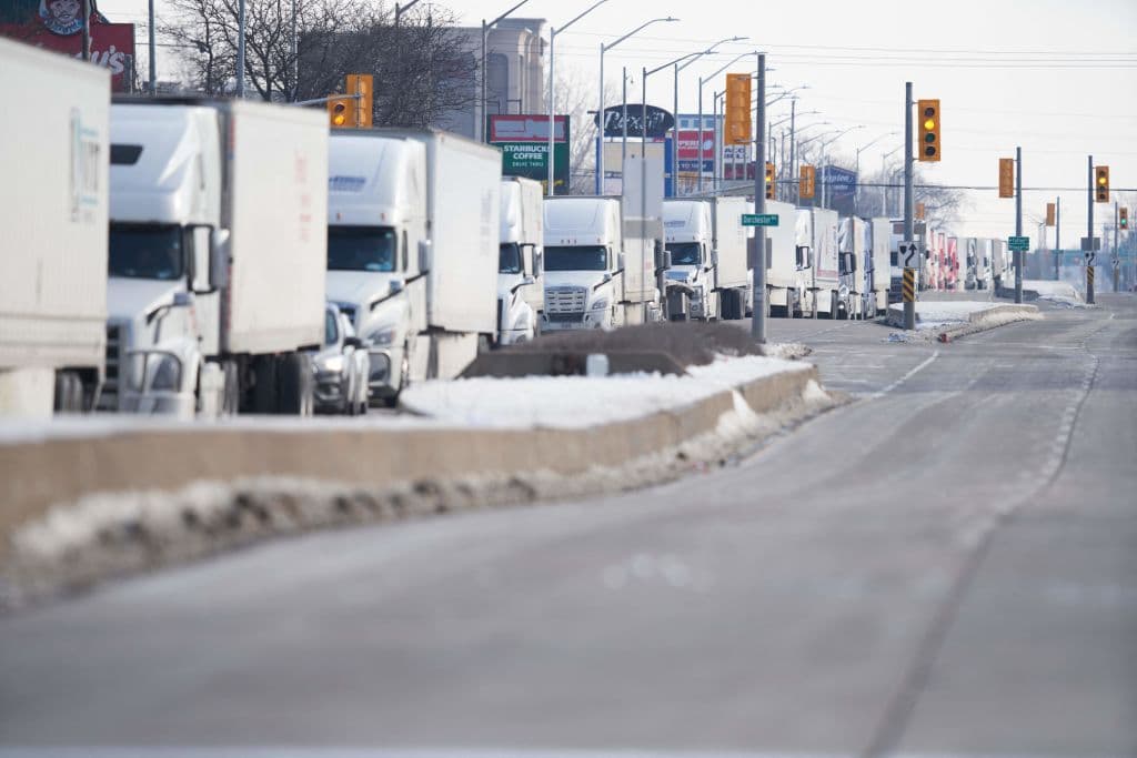 Una fila de camiones espera la reapertura del camino hacia el cruce fronterizo del Puente Ambassador en Windsor, Ontario.