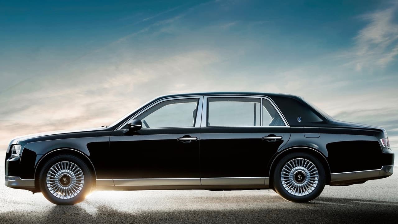 El Century es un sedán con aspecto 
<b>ultra conservador</b> que parece salido directamente de la década de los 70s, pero que cuenta con lujos extremos.