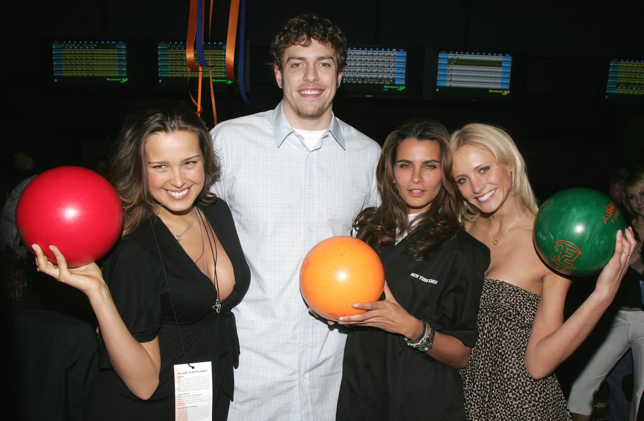 Según el sitio Daily Mail, la modelo australiana de 33 años chocó con otra persona que practicaba la nueva modalidad de surf.