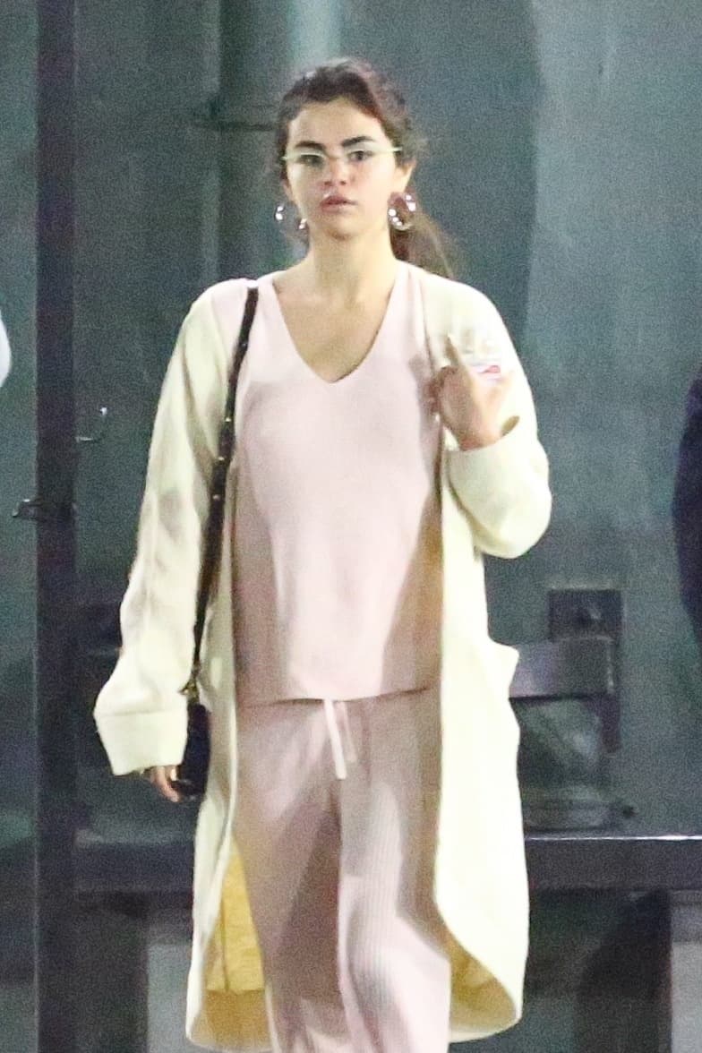 La cantante llevó su Top Handle 2.0 en color cognac (de más de $11.000) colgado al hombro para accesorizar su completo deportivo rosado y un suéter beige.