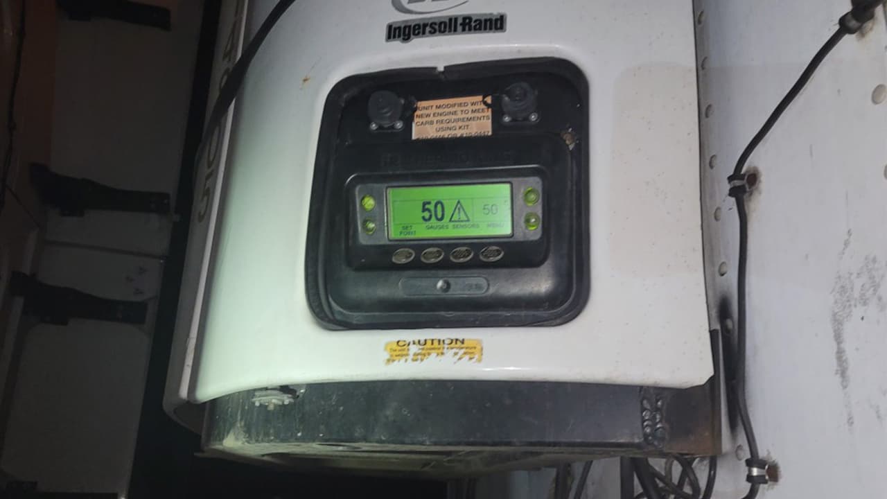 Las personas fueron descubiertas por un agente canino. La temperatura al interior del remolque se fijó en 50 grados. El conductor es un ciudadano estadounidense que ahora enfrenta cargos penales.