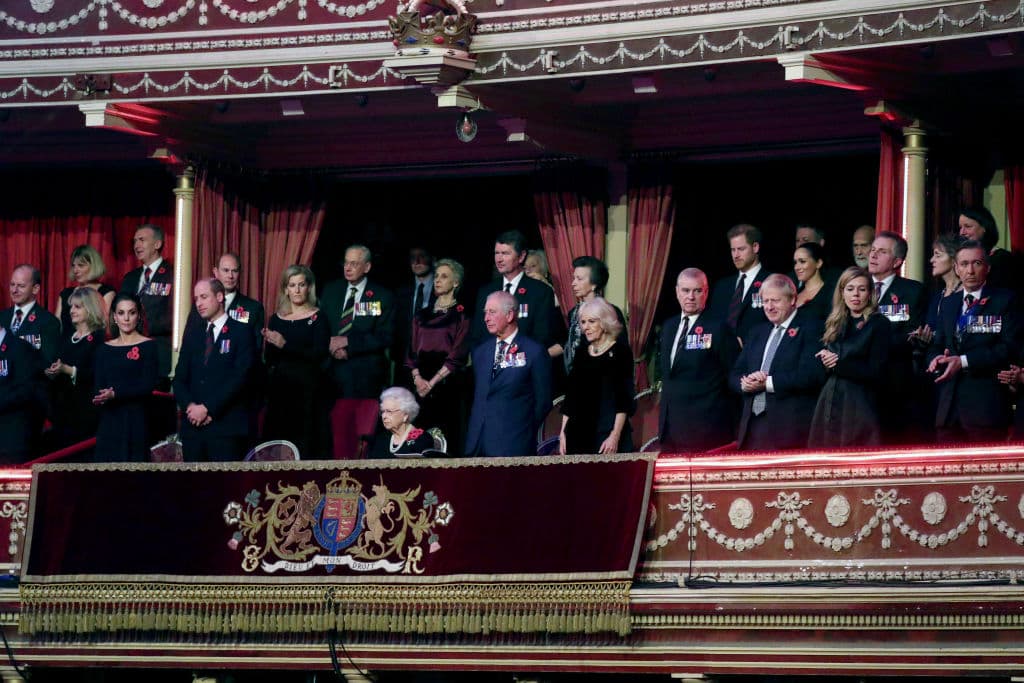 Después de casi cuatro meses de no aparecer juntos públicamente, Meghan Markle, el príncipe Harry, Kate Middleton y el príncipe William 
<b><a href="https://www.univision.com/famosos/asi-fue-como-meghan-y-harry-se-volvieron-a-unir-a-kate-y-william-tras-haber-separado-sus-objetivos-beneficos-fotos">se reencontraron</a></b> la noche de este sábado durante el Festival of Remembrance Service en el Royal Albert Hall en Londres.
<br>