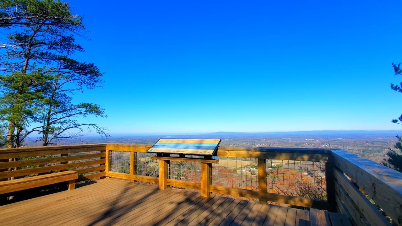 Para muchos, el principal atractivo Sawnee Mountain Preserve es el mirador Indian Seats.