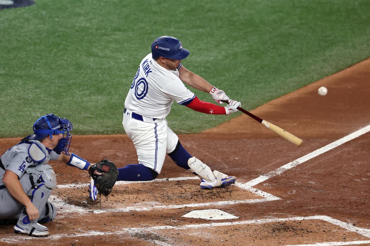 Alejandro Kirk hizo elevado de sacrificio para la carrera de George Springer y el empate 1-1 parcial en el Juego 2 de la Serie Mundial en la tercera entrada.