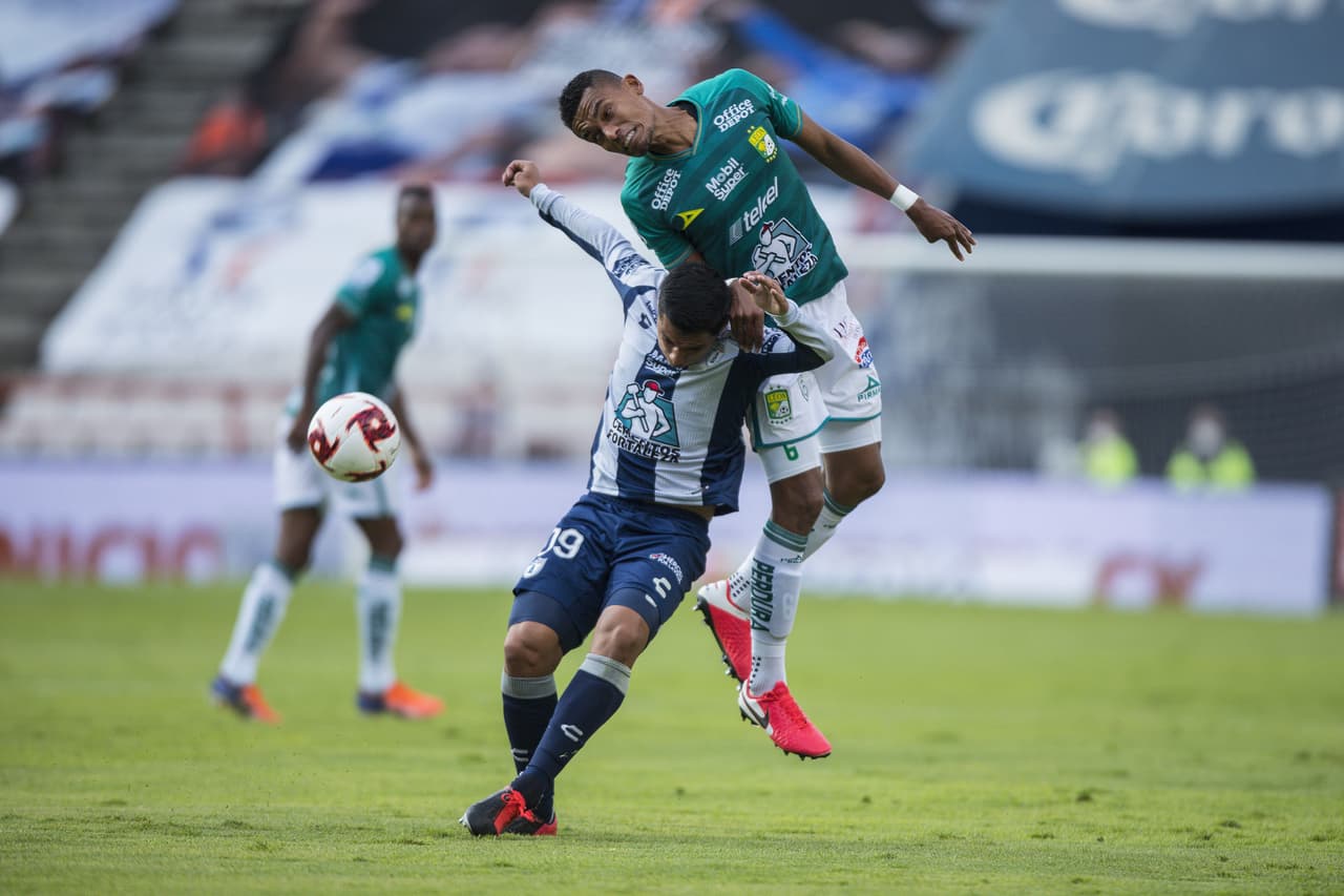 León se adueña poco a poco del partido y las llegadas del Pachuca comienzan disminuir.