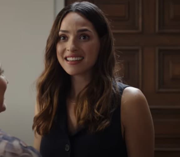 Adria Arjona, quien es hija del cantante guatemalteco Ricardo Arjona, será Sofia, la nueva versión de Annie en el remake de HBO Max. Un toque que le agregaron al personaje es que diferencia de ‘El padre de la novia’ de 1991, Sofía es quien le propone matrimonio a su pareja.
<br>