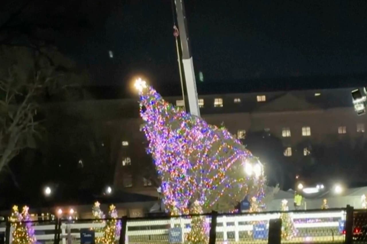 La tarde del martes, ráfagas de viento de más de 30 millas por hora derribaron el Árbol Nacional de Navidad que se encuentra afuera de la Casa Blanca.