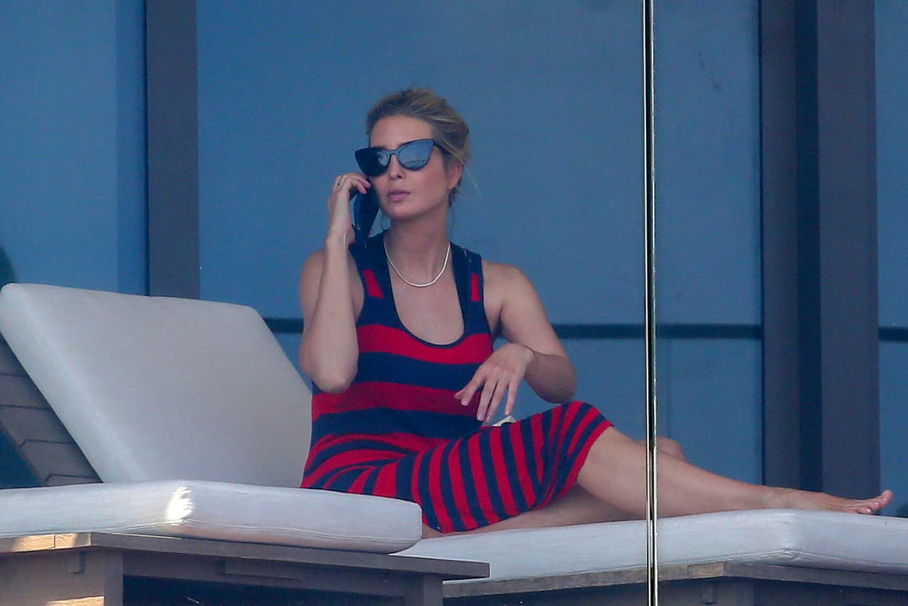 Trump hizo derroche de elegancia luciendo un vestido midi largo sin mangas, a rayas rojas y negras, con abertura en la pierna y escote redondo. Como accesorios, llevó un collar de perlas blancas y lentes de sol.
<br>