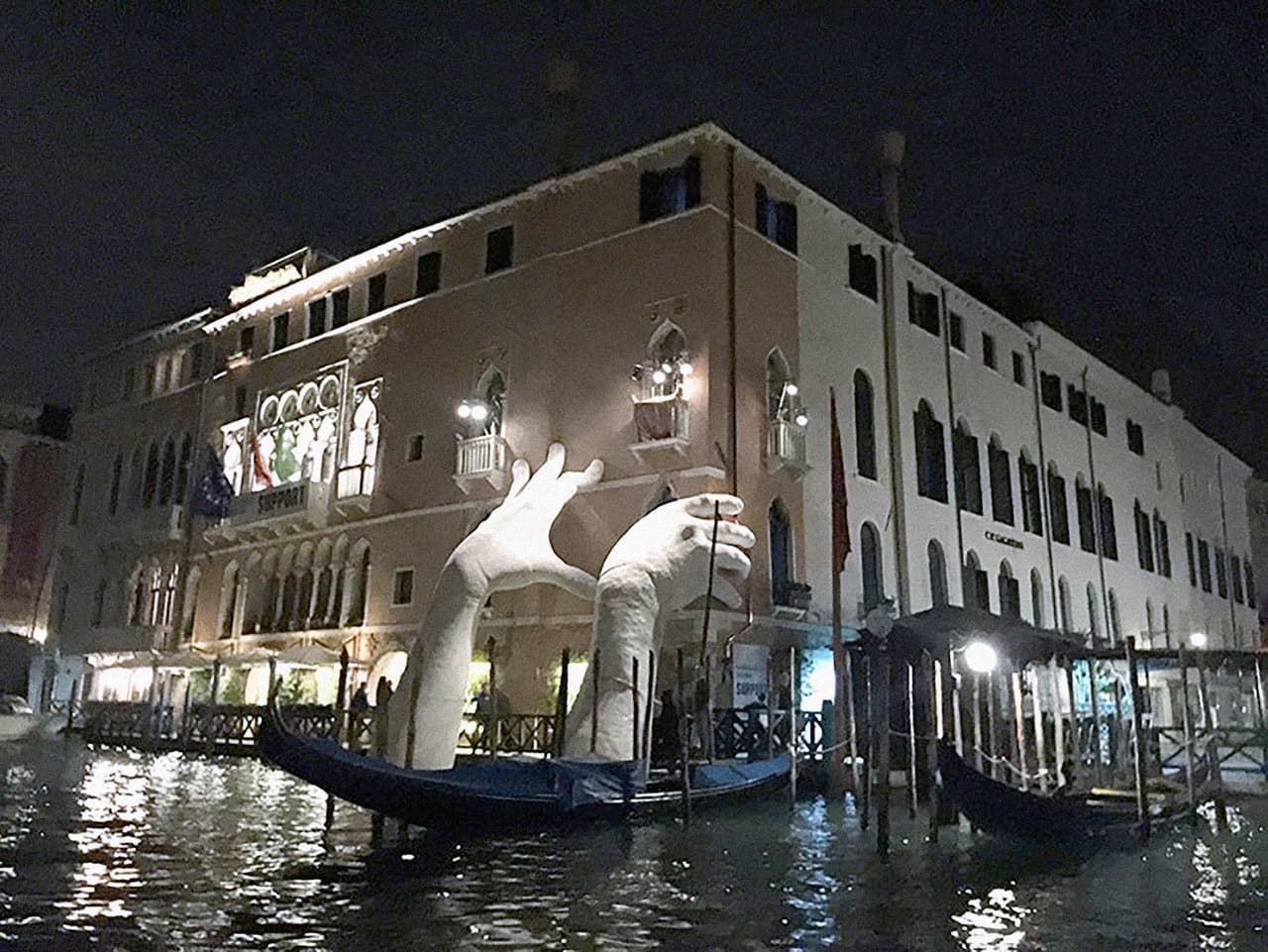 La obra esta iluminada para ser apreciada también en la noche por los que recorren en gran canal de Venecia. La instalación que comenzó a ser expuesta el 13 de mayo estará hasta el 26 de noviembre de 2017.