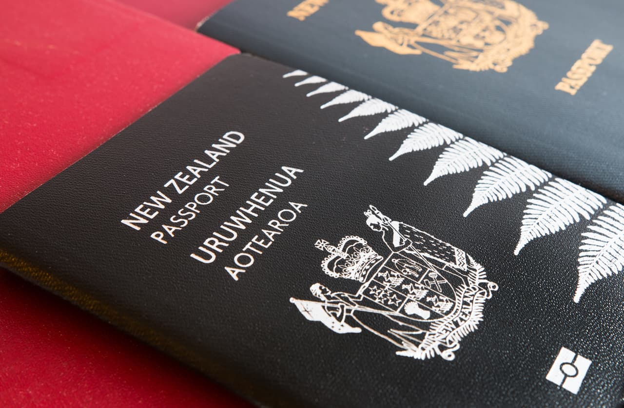 <b>Puesto 7. Nueva Zelanda, República Checa y Malta.</b> Los pasaportes de estos tres países sirven para ingresar en otros 182 sin visado. Los Emiratos Árabes Unidos, en el lugar 23, es el país que ha subido más rápido en el índice Henley: 38 lugares desde 2008.