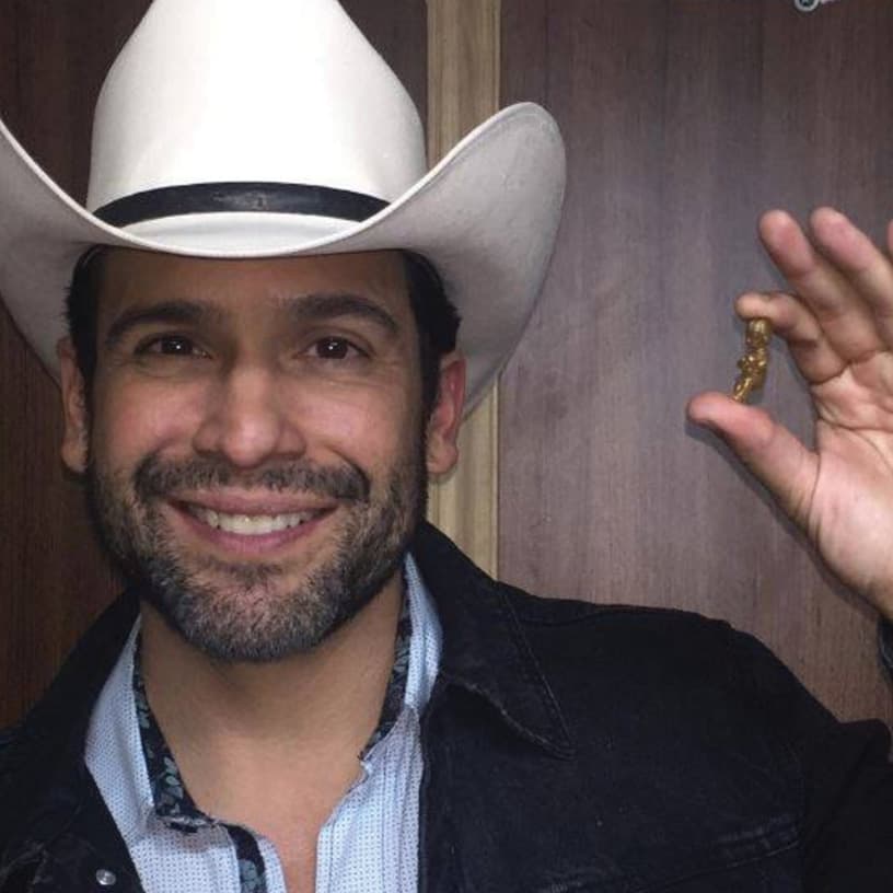 El cantante de música tejana, Bobby Pulido, salió bendecido pues le tocó el famoso muñequito de la rosca.