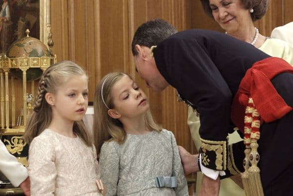 El rey besa a su benjamina.