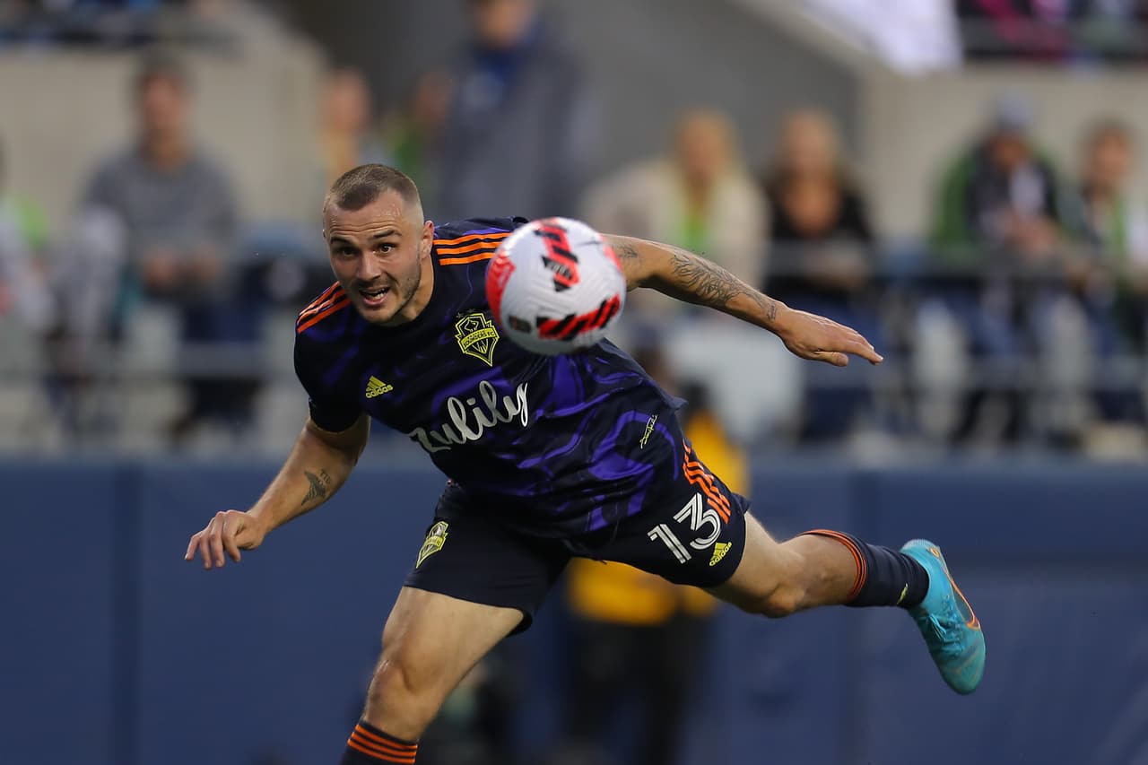 Pero la respuesta de Seattle no tardó en llegar, ya que 4 minutos después del empate, Cristian Roldán mandó una diagonal hacia atrás para que Jordan Morris prendiera el balón de primera y así fusilar a Johnson para el 2-1.