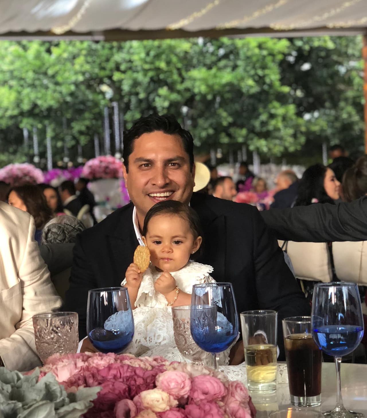 Tras la ceremonia religiosa, se realizó una
<b> fiesta en Guadalajara, Jalisco, </b>donde familiares y amigos compartieron con la familia Álvarez Fernández.