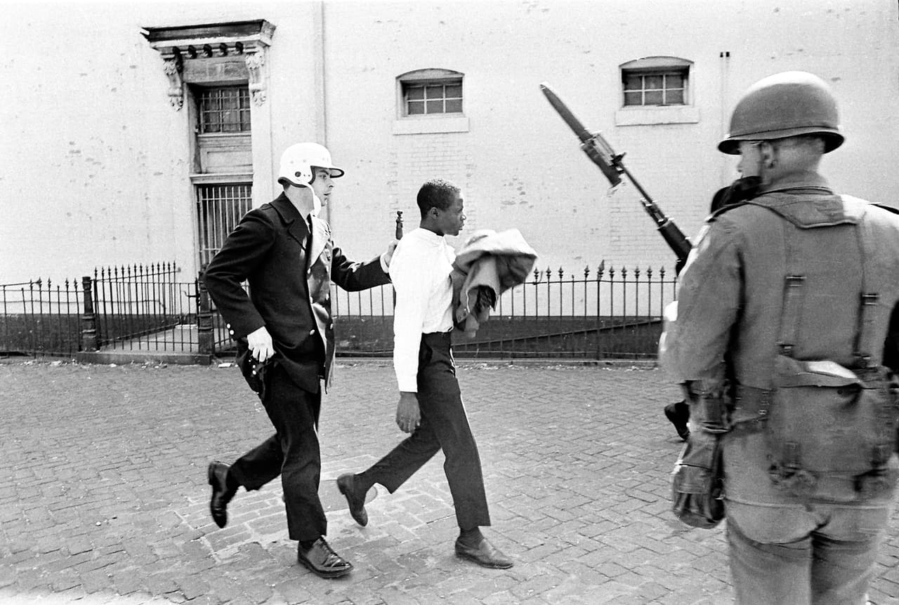 La disponibilidad de puestos de trabajo en el creciente gobierno federal atrajo a muchos a Washington DC en la década de 1960, y los barrios afroestadounidenses de clase media prosperaron. A pesar de esto, muchos continuaban viviendo en pobreza y segregados.