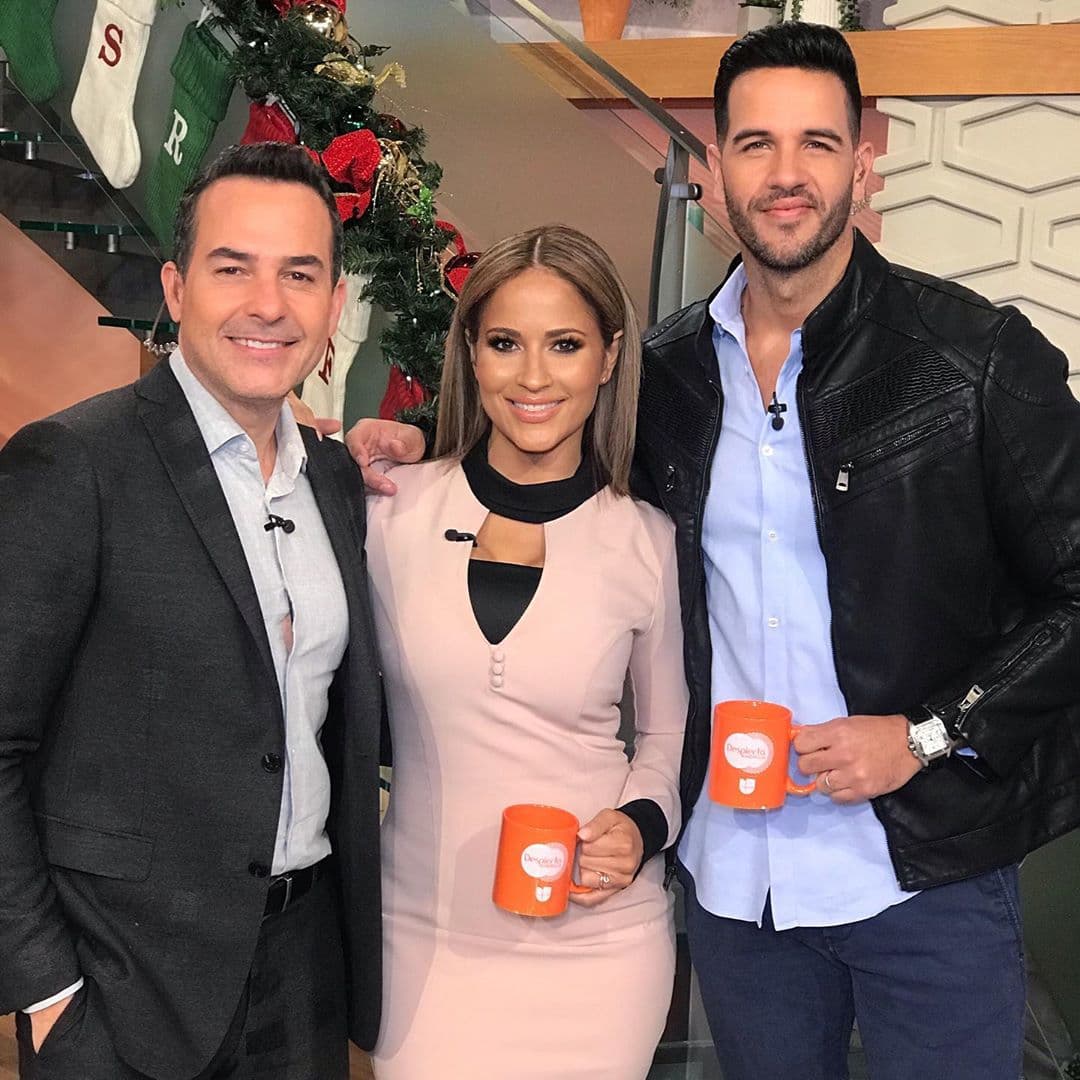 Nada mejor que empezar el día en una bella casa lista para las víspera de Navidad y café en mano.