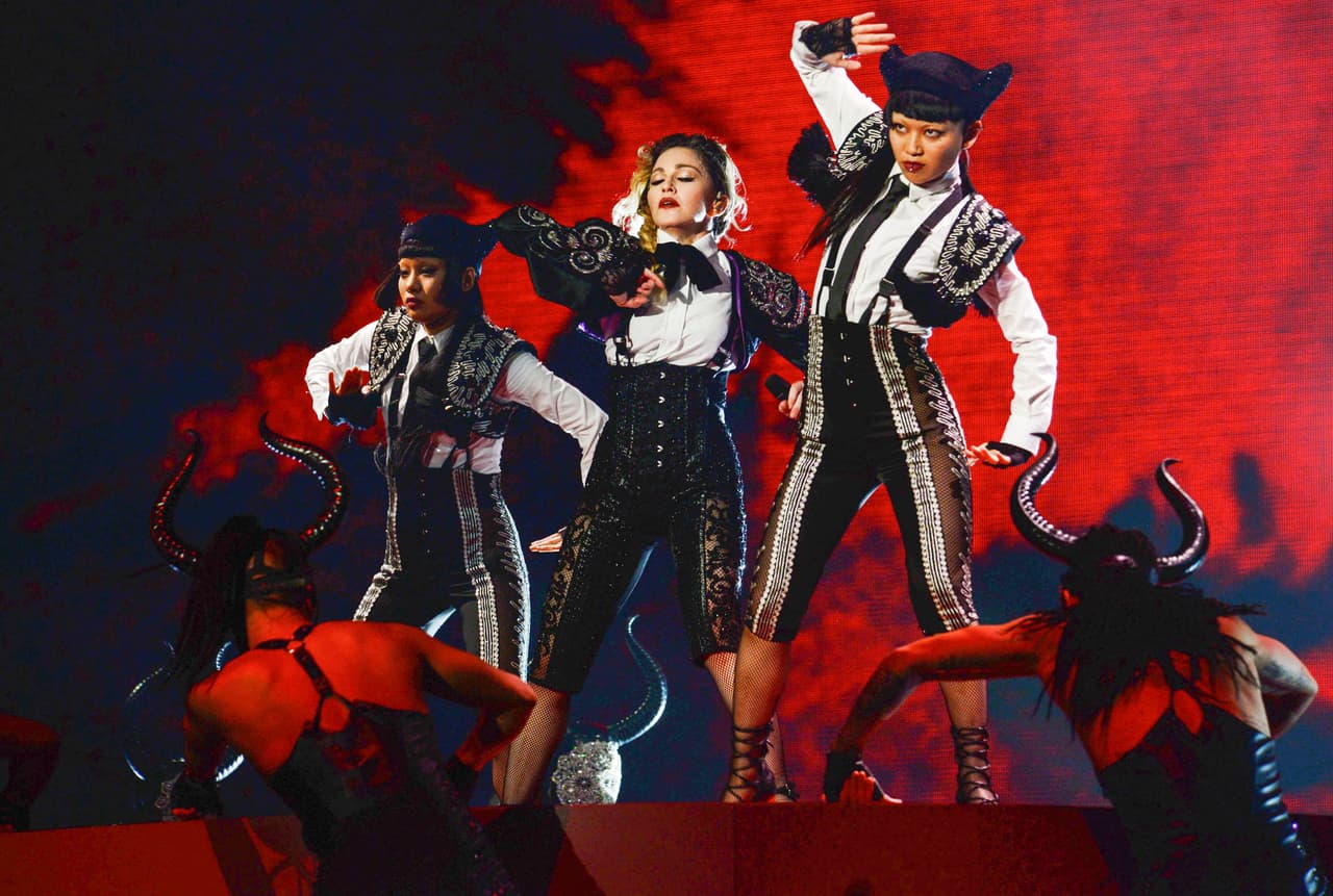 En otra ocasión, una de sus bailarinas se rompió el brazo mientras estaban ensayando y se rompió un brazo. En lugar de ir a ver como estaba, 'Maddy' se puso histérica.