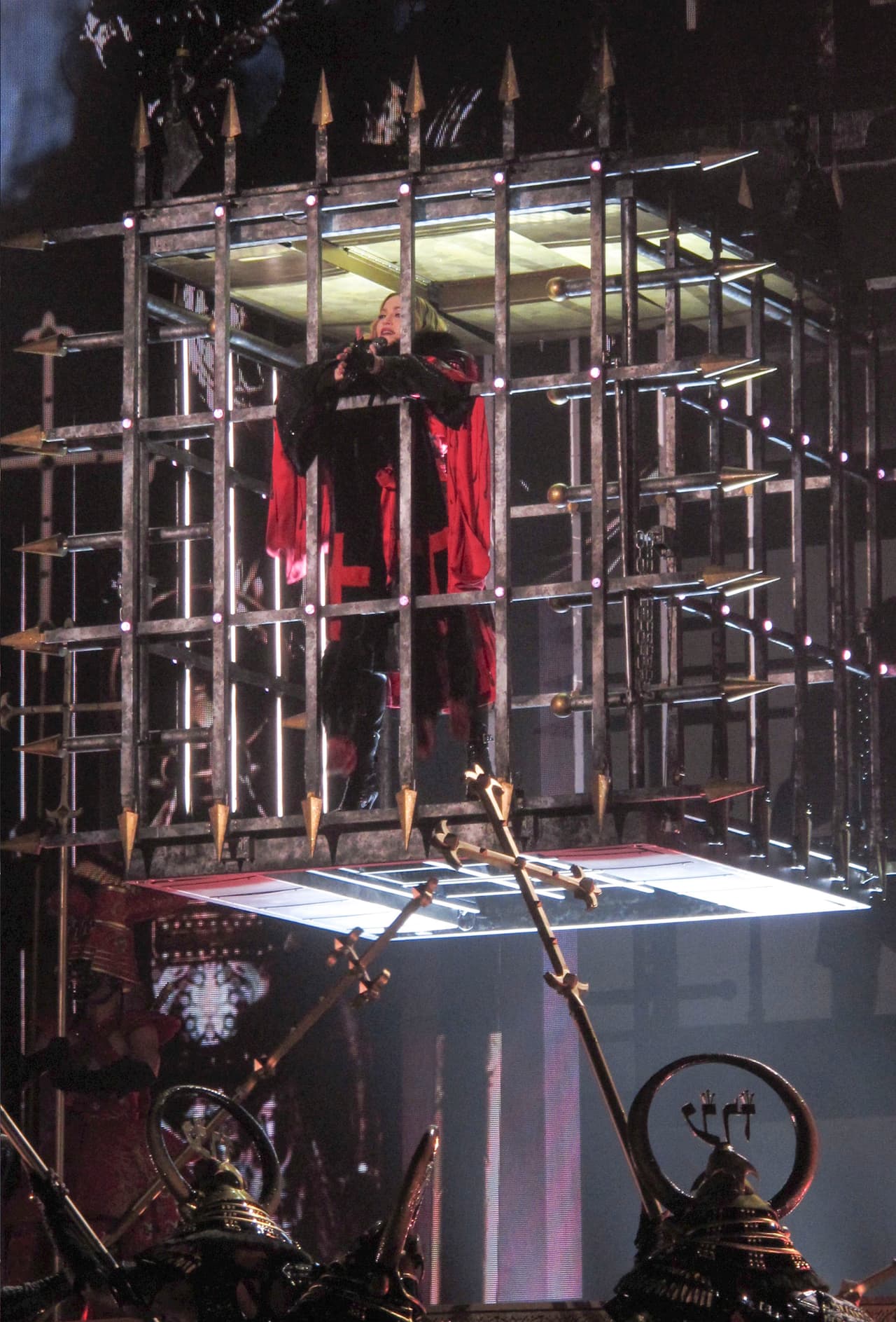 En una de las coreografías, la cantante se dejó ver en una jaula.