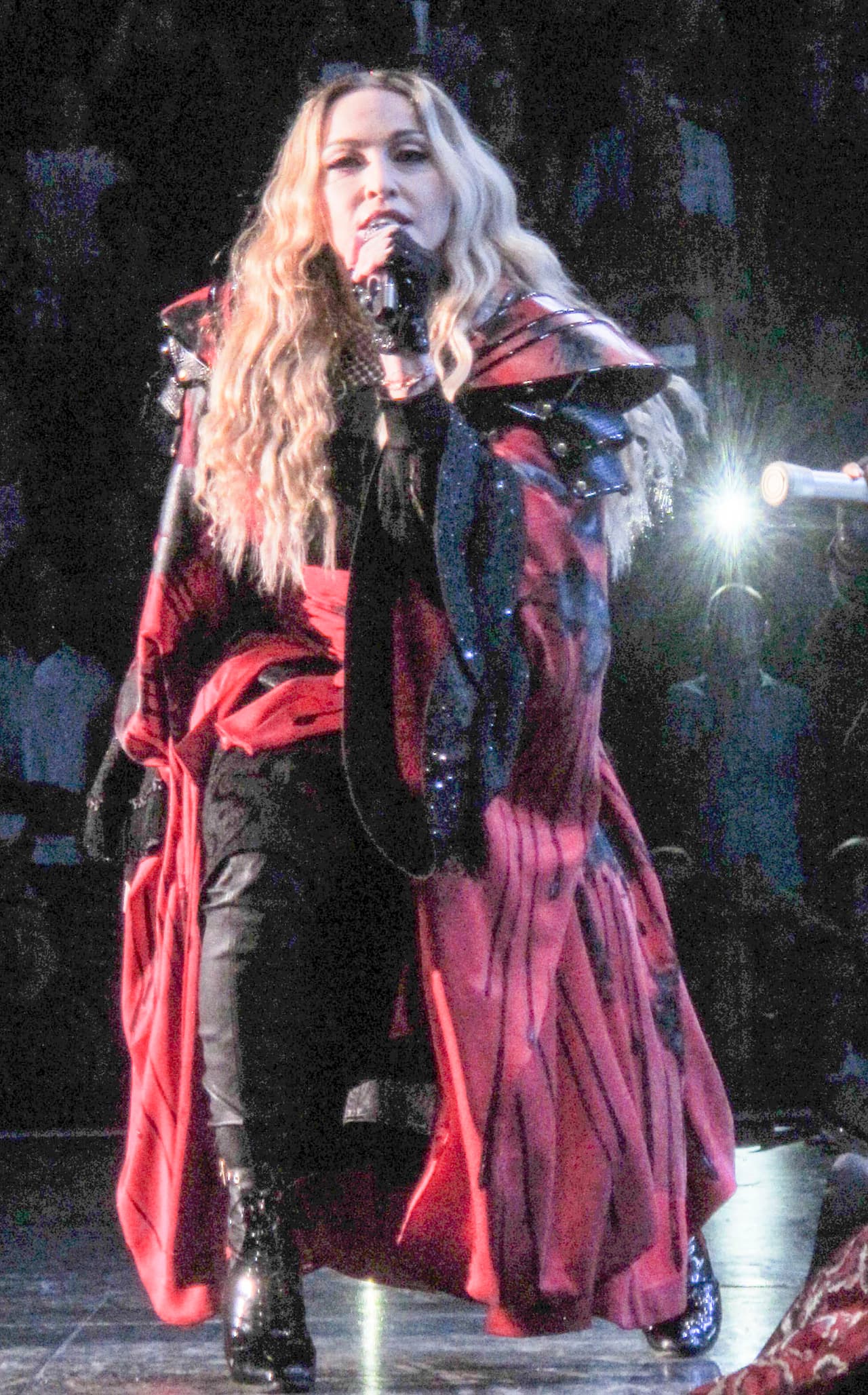 El portal El Mundo reporta que las prendas fueron confeccionadas por el director creativo de Gucci, Alessandro Michele.