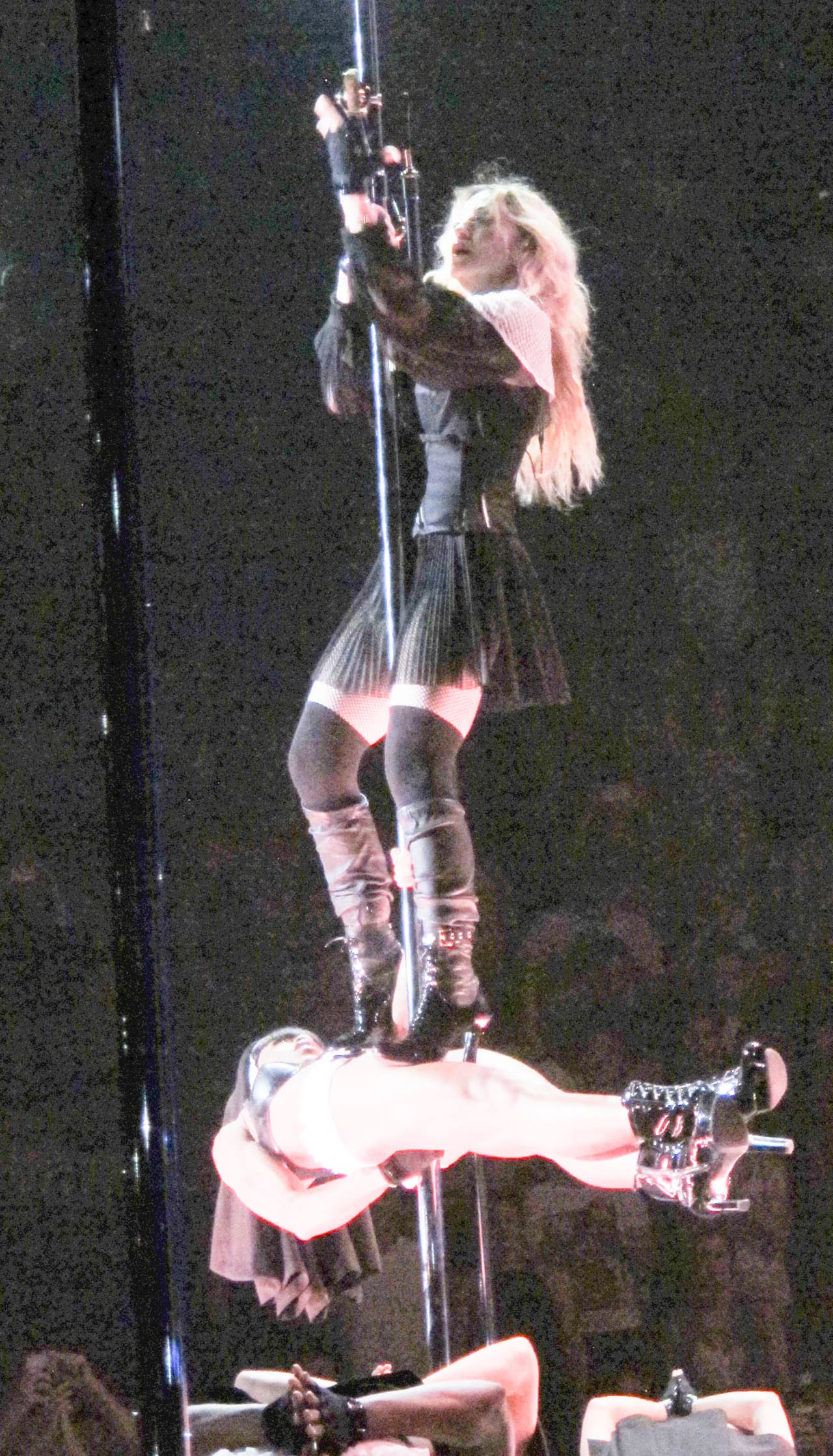 En uno de sus bailes, la cantante se subió encima de una de sus bailarinas y se colgó de un tubo. ¡Qué locura!