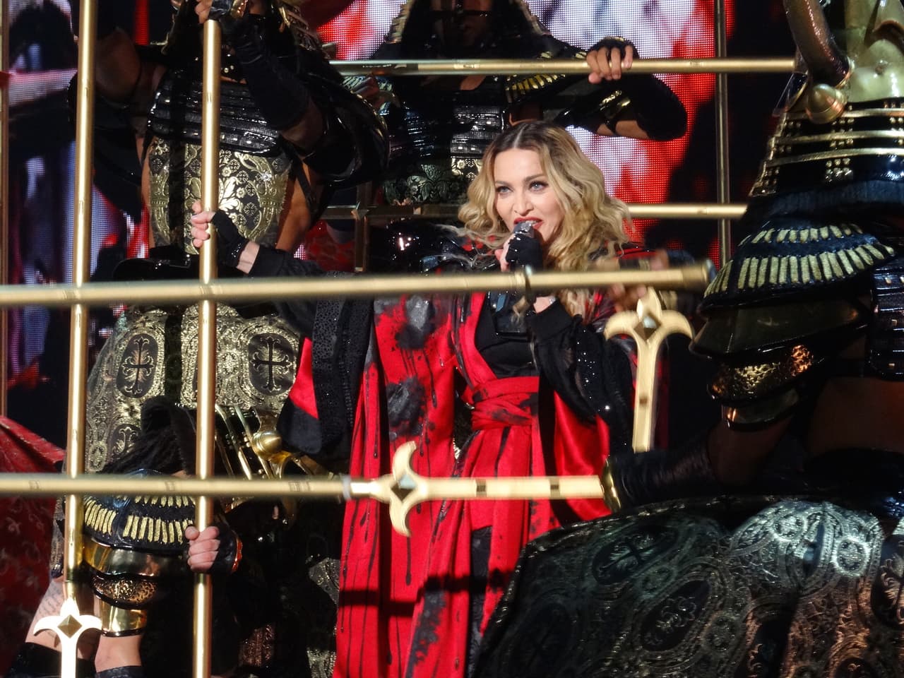 La intérprete lució varios cambios de ropa.