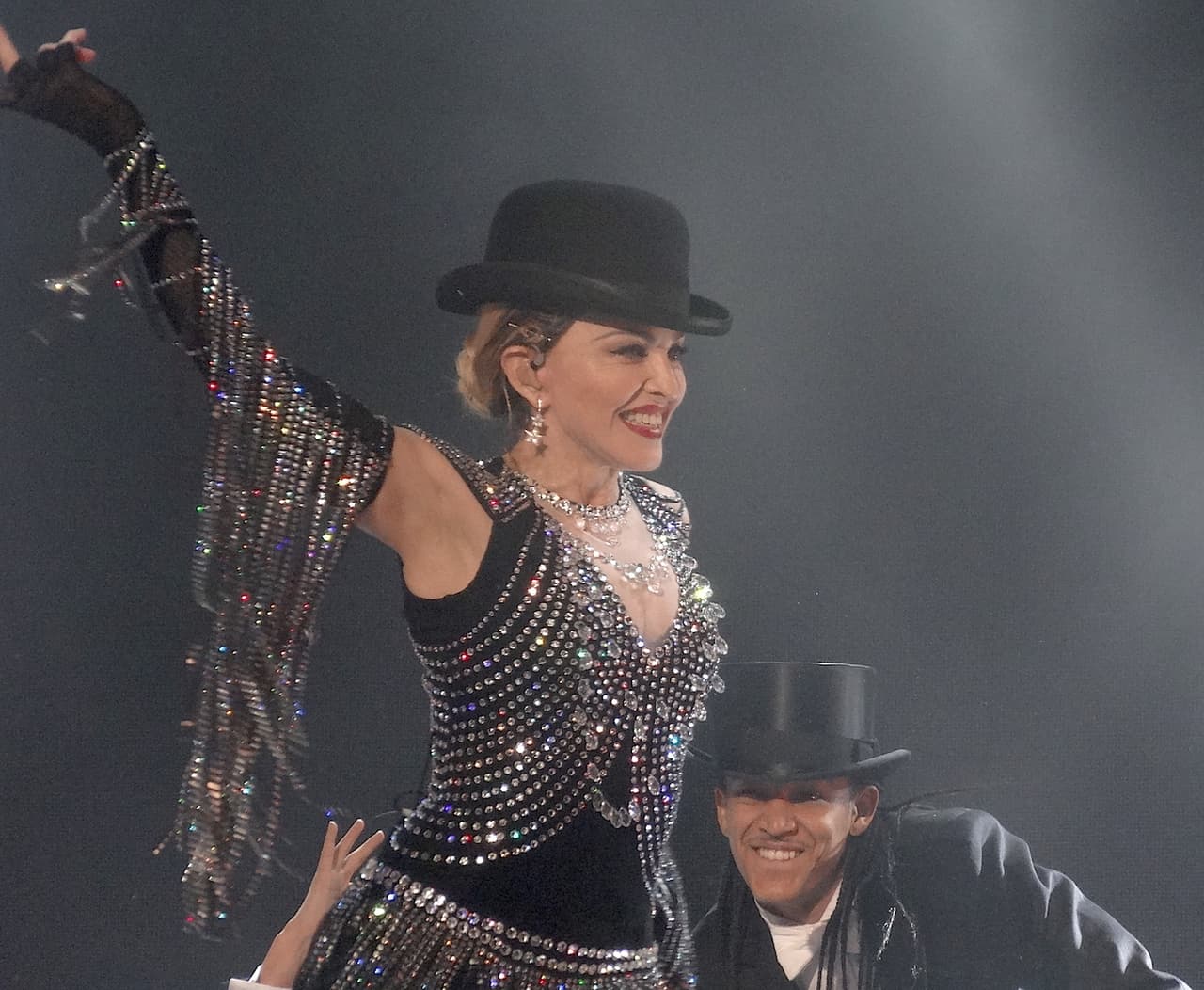 Dicen que antes de que la cantante llegue a los ensayos, todo tiene que estar perfecto: "Saben que está a punto de llegar porque les avisan por radio con antelación. Lo primero que hacen los organizadores es tirar a la basura todas las botellas de agua, porque no soporta ver botellas medio vacías".