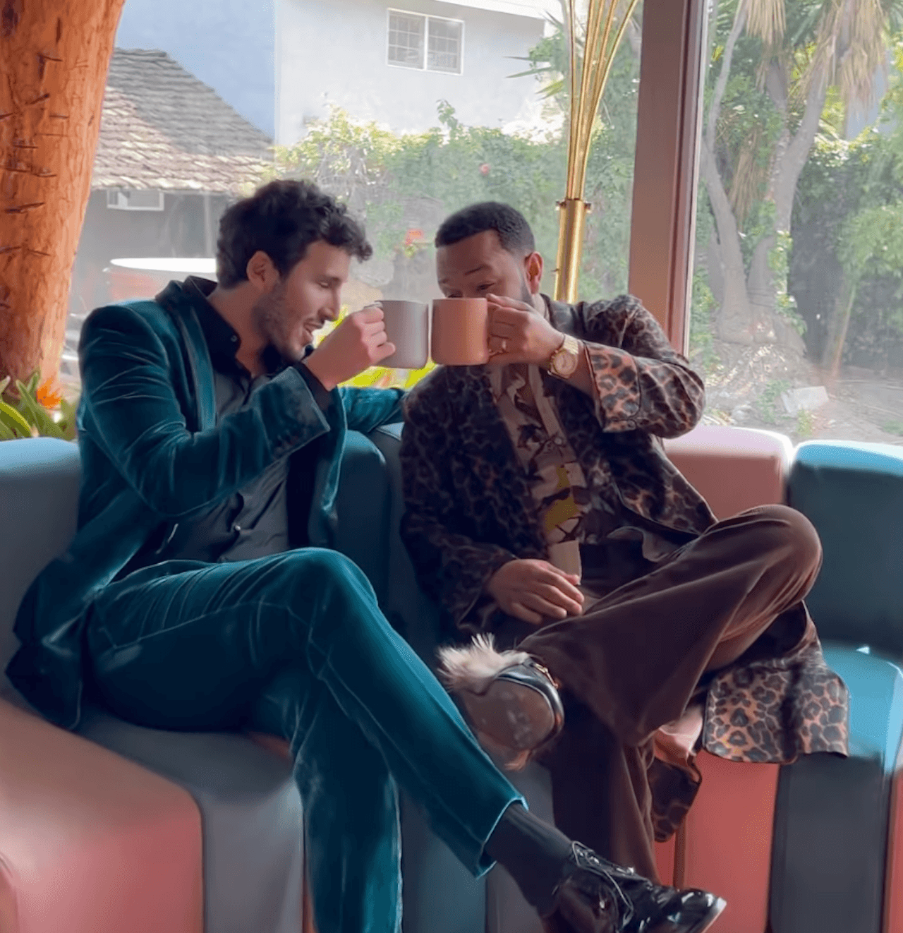 En la publicación, Yatra compartió unos segundos del nuevo video donde aparece John Legend sentado tomando una taza de café y le sube el volume a un radio que transmite la frecuencia musical de 'Tacones Rojos'; recordemos que esta es una de las canciones con mayor éxito en la carrera del colombiano.