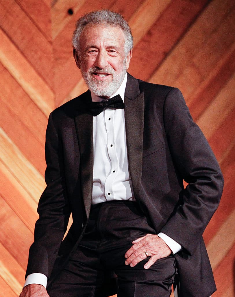<b>George Zimmer fundó 'Men's Wearhouse' en 1973</b> y se desempeñó como su CEO hasta 2011. Zimmer mantuvo el cargo de presidente ejecutivo en la junta directiva hasta 2013, cuando una disputa con otros miembros sobre la estrategia comercial terminó con su despido. 
<br>
<br>Actualmente Zimmer es el fundador, presidente y director ejecutivo de 'Generation Tux', una plataforma de alquiler de trajes y esmoquins en línea, y 'zTailors', una red nacional de sastres a demanda para hombres y mujeres.