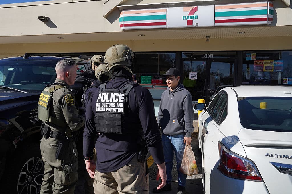 El lunes 17, Bovino y sus agentes intervinieron con varios clientes a las afueras de un establecimiento 7-Eleven en la ciudad de Charlotte, donde 
<b>residen cerca de 950,000 personas</b>. Verificaron que tuvieran sus documentos al día.