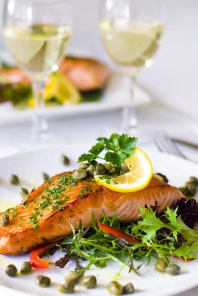 Condimenta con sal y pimienta inglesa. Cierra la masa sobre el salmón y cocínala en el horno súper caliente hasta que luzca bien dorada. ¡A comer!