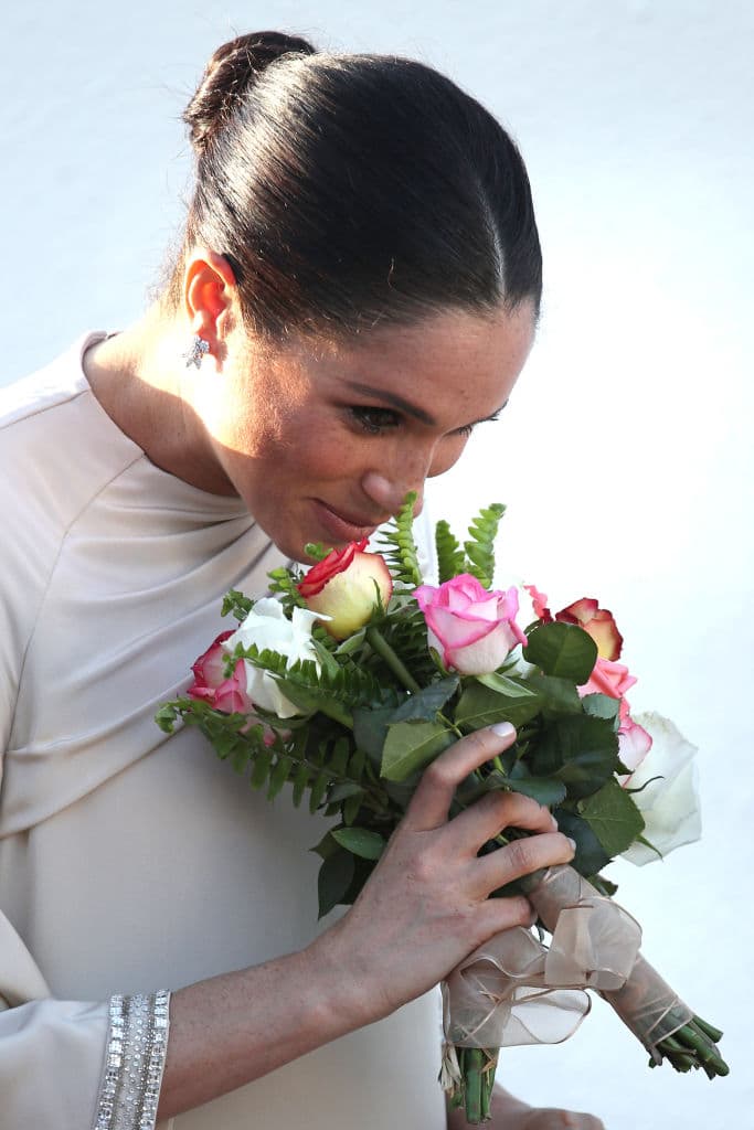 Su maquillaje fue natural y resaltó sus facciones utilizando el pelo recogido con un sencillo chongo.
<br>