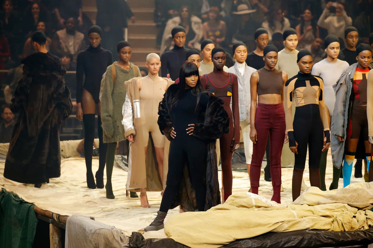 La emblemática modelo de los años 90, Naomi Campbell, apareció sobre el escenario con un pesado abrigo de invierno negro.