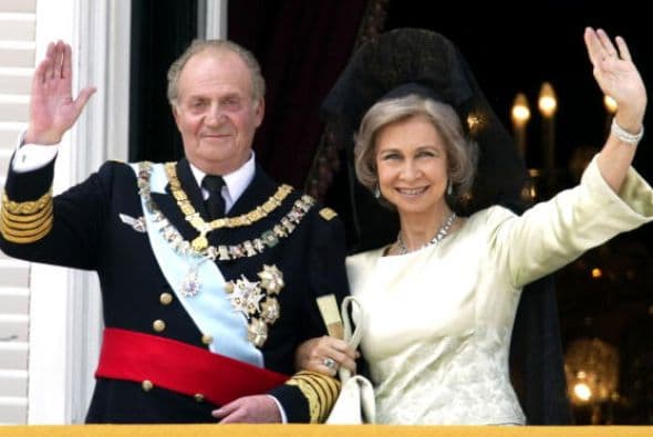 En una biografía no autorizada, el coronel retirado del ejército español, Amadeo Martínez, 
<b><a href="https://www.elespanol.com/corazon/casas-reales/20170710/230227352_0.html">aseguró que el rey</a></b> emérito Juan Carlos había tenido unas 5,000 amantes. A pesar de esos indiscreciones, 
<b>doña Sofía</b> y don Juan Carlos cumplirán 56 años de casados este 14 de mayo.