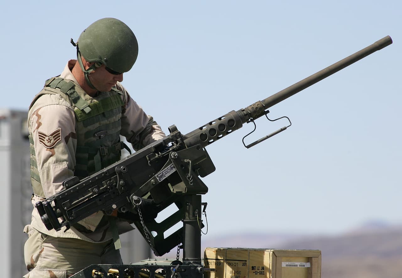 Otra información "oficial" que da el gobierno para el Área 52 es que tiene su propia zona residencial, llamado el "Mancamp" a unas 6 millas o 10 kilómetros del lugar, con centenares de dormitorios, centro de recreación, gimnasio, librería, alberca y más facilidades para los miles de soldados que en teoría residen ahí - y los cuales deben mantener la usual privacidad que les pide el gobierno.