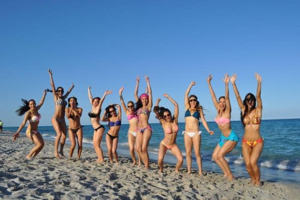 Las chicas de Nuestra Belleza Latina se escaparon a la playa y deleitaron a los caballeros con sus espectaculares curvas latinas.