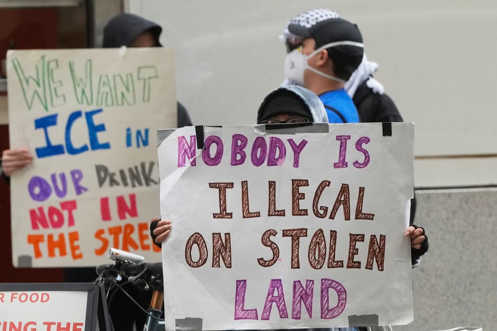 "Queremos hielo (ICE) en nuestras bebidas, no en las calles" y "Nadie es ilegal en tierras robadas" leen estas pancartas, algunas de las que exhibieron los manifestantes en San Francisco, sin que sugiera una altercado.
