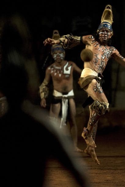 Cuatro jóvenes mayas se batieron en un juego de pelota de hace 3,500 años en Quito, la capital en el corazón de los Andes ecuatorianos que una vez fue inca, donde recrearon la lucha entre la luz y la oscuridad que anima esa tradición.