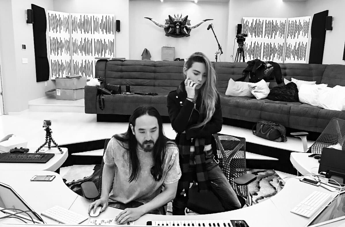 Se dice que
<b>Criss Angel</b> fue quien presentó a
<b><a href="http://www.univision.com/personas-belinda-peregrin-schull-e">Belinda</a></b> con el Dj Steve Aoki, quien se ofreció a colaborar con la cantante para incluir algunos de sus sonidos en su siguiente disco, haciéndola sobresalir aún más en la música a nivel internacional.