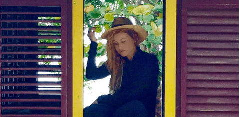 La 'Chica Dorada' mostró su belleza al natural.