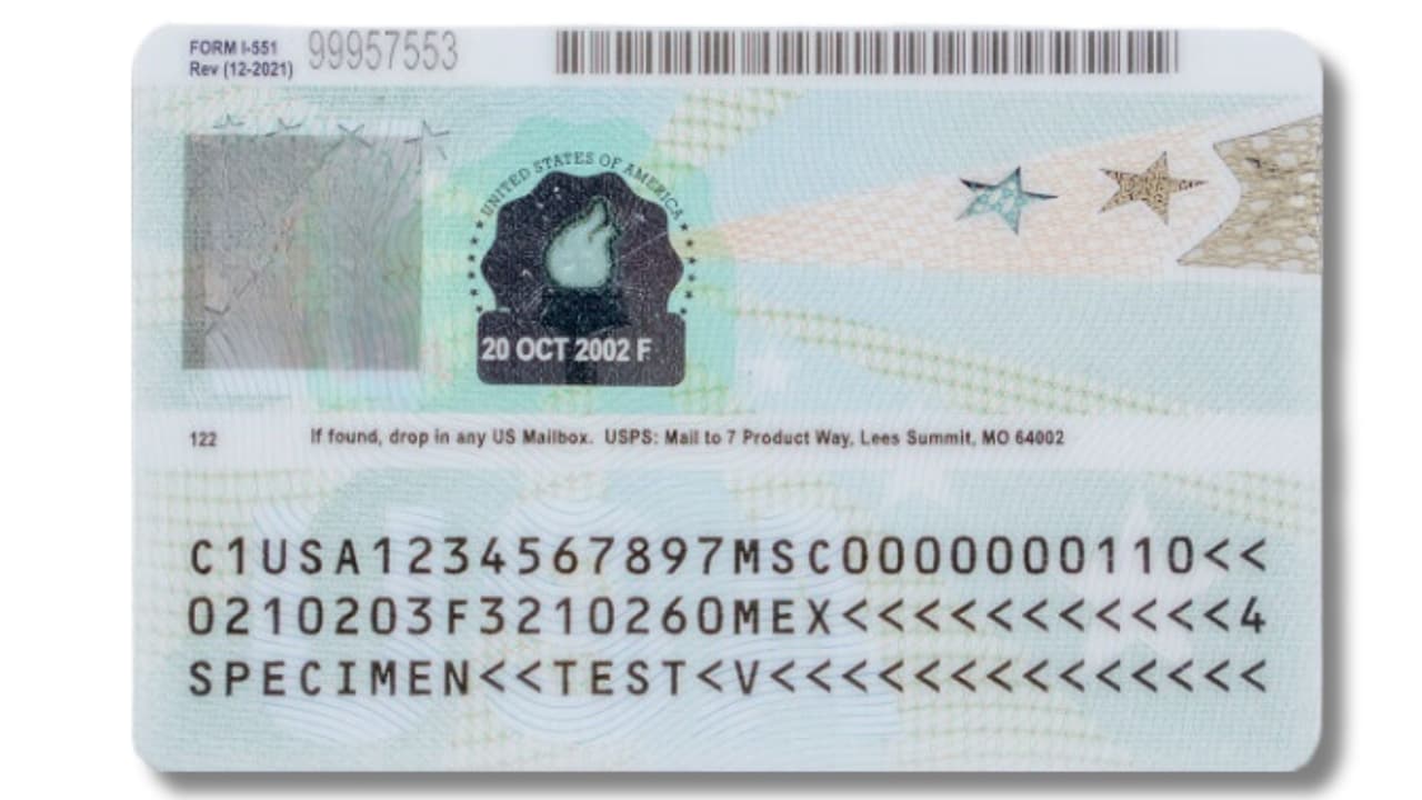 <b>Reverso de la tarjeta</b>
<br>
<b>Código de barras y banda MRZ: </b>Contienen información codificada que, al escanearse, muestra tu estatus, historial de entradas y salidas, y alertas migratorias.
<br>
<b>Número de tarjeta: </b>Diferente al A-Number; identifica la emisión específica.
<br>
<b>Zona de lectura automática: </b>Permite verificaciones rápidas en aeropuertos y fronteras.
<br>
<br>
<b><a href="https://www.univision.com/noticias/inmigracion/claves-nuevos-requisitos-obtener-green-card-matrimonio" target="_blank">Green card por matrimonio: </a></b>
<a href="https://www.univision.com/noticias/inmigracion/claves-nuevos-requisitos-obtener-green-card-matrimonio" target="_blank">conoce los nuevos requisitos de USCIS para obtener la residencia permanente: Haz clic aquí.</a>